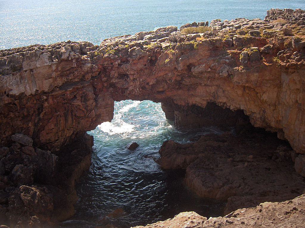 Turista cai ao mar na Boca do Inferno