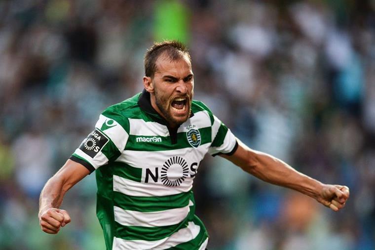 Bas Dost abandona seleção da Holanda