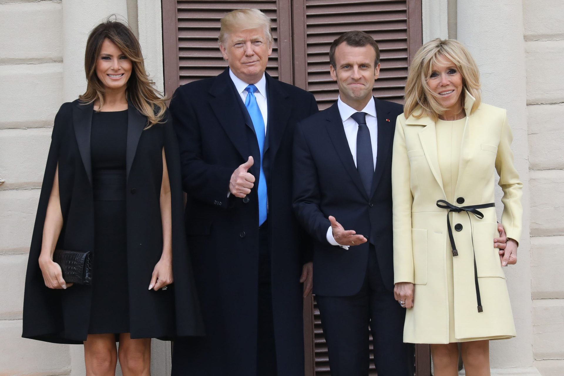 O beijo de Macron que deixou Trump surpreso | VÍDEO