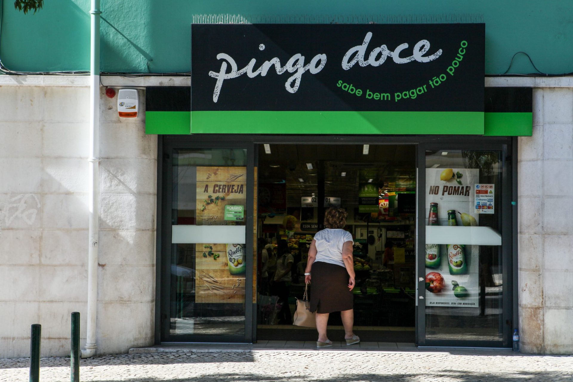 Já é possível encher a sua garrafa de água no Pingo Doce por 18 cêntimos