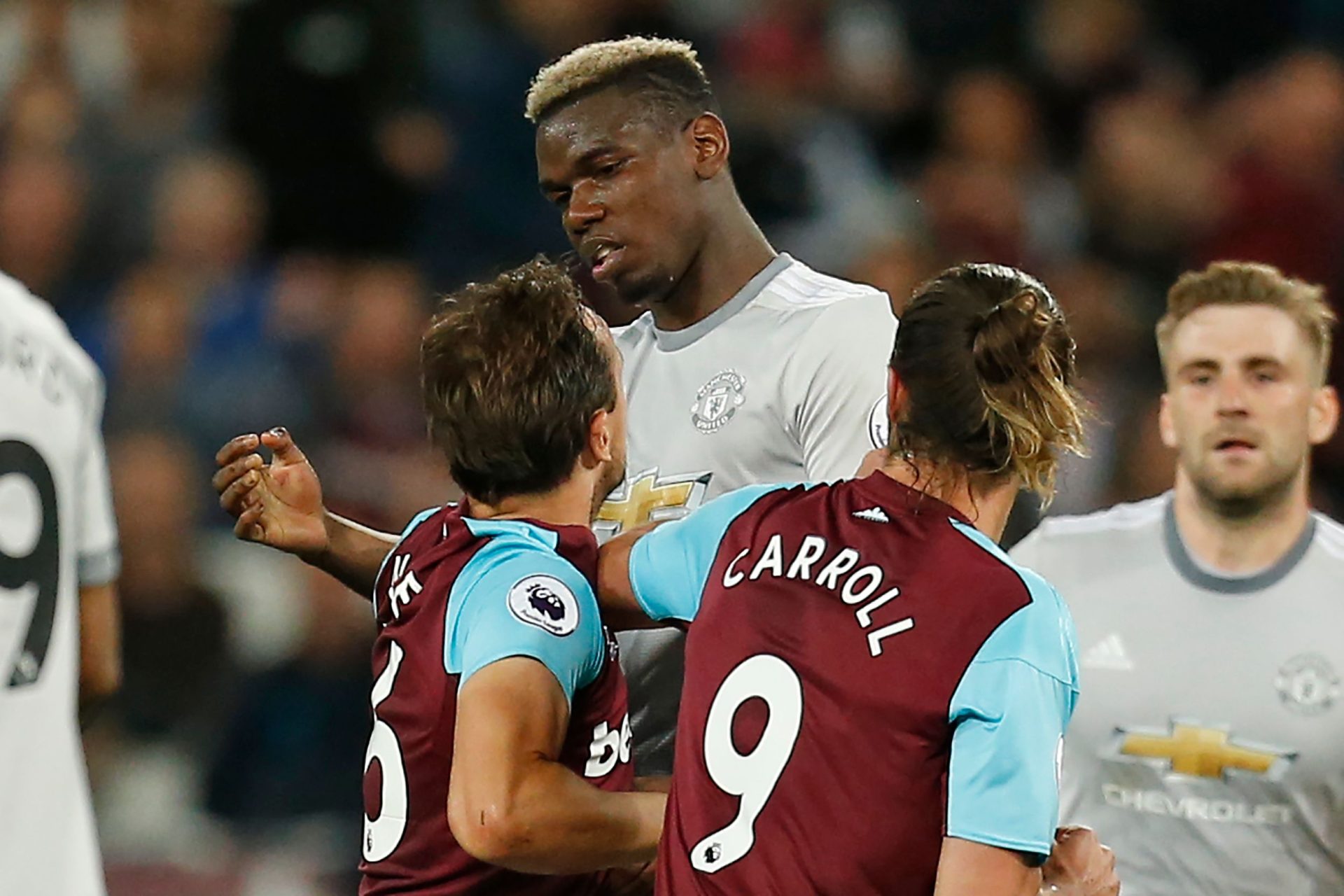 Pogba desentende-se com Mark Noble | VÍDEO