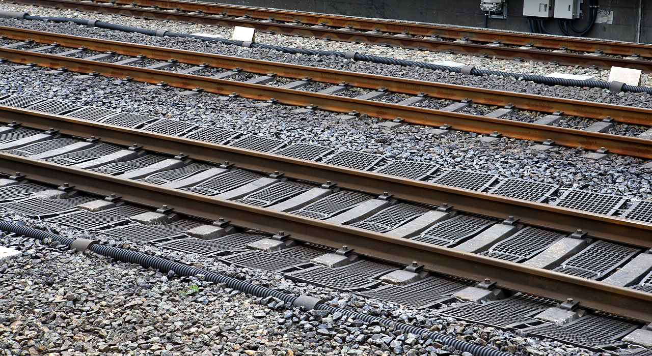 Homem cai à linha de comboios na estação de Carcavelos