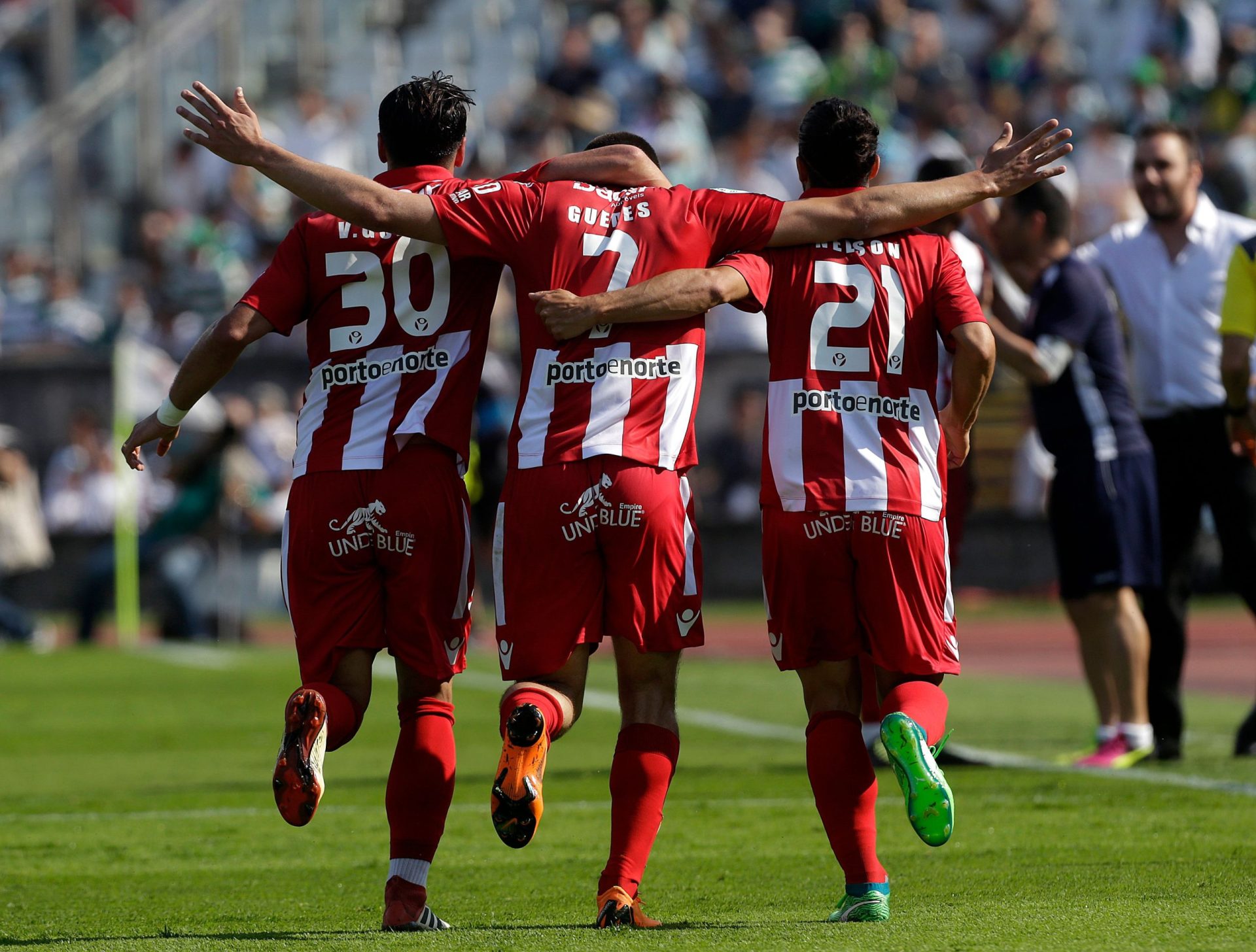 Aves com asas cortadas pela burocracia perdem Liga Europa