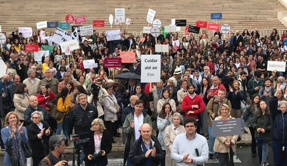 Manifestação contra eutanásia junta várias pessoas no Parlamento