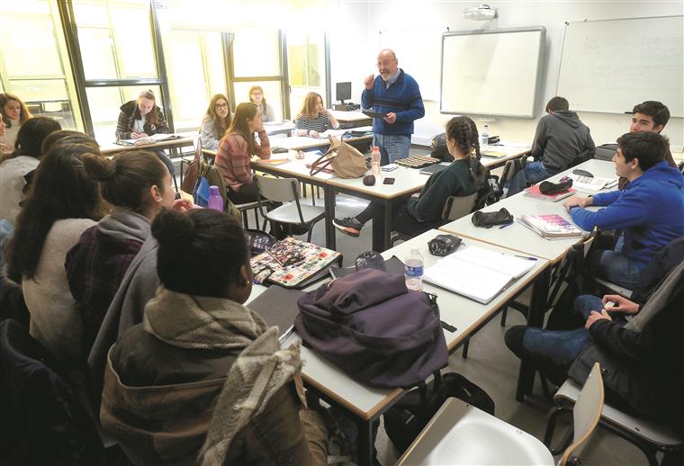 Professores anunciam greve às avaliações