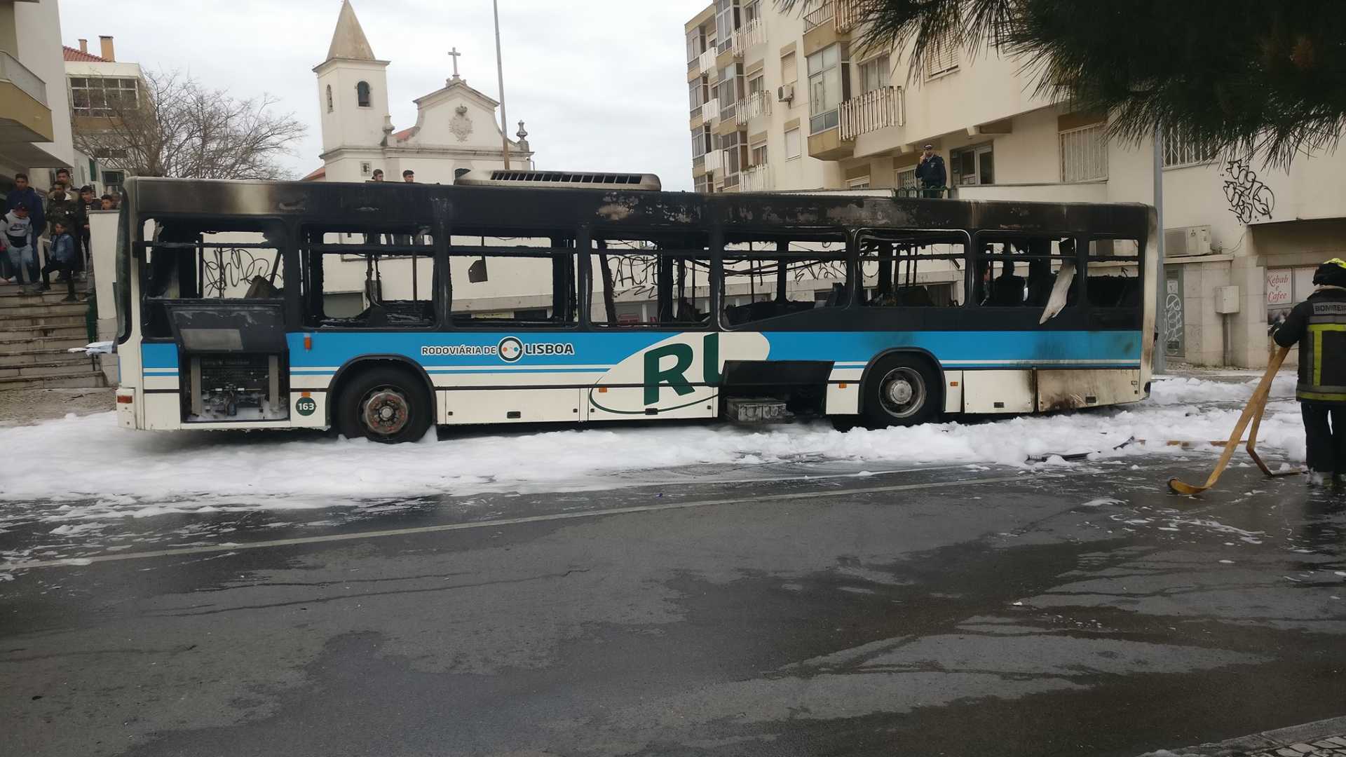 Autocarro arde no Lumiar