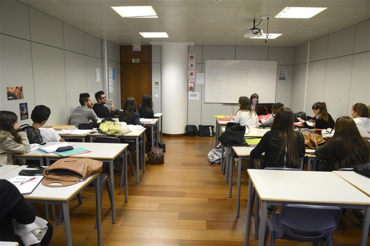 Secundário fora da redução de alunos por turma