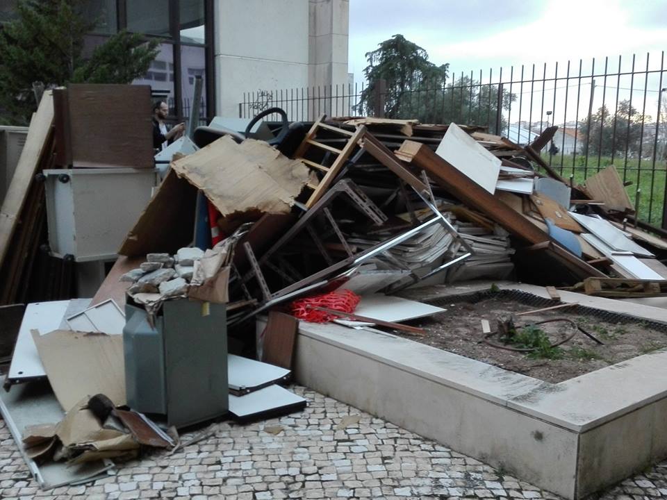 FLUL. Ratos nas salas e paredes rachadas. Uma faculdade em decadência | Fotos