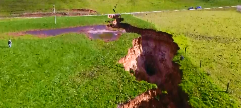 Agricultor é surpreendido por cratera gigante surgida durante a noite |VÍDEO