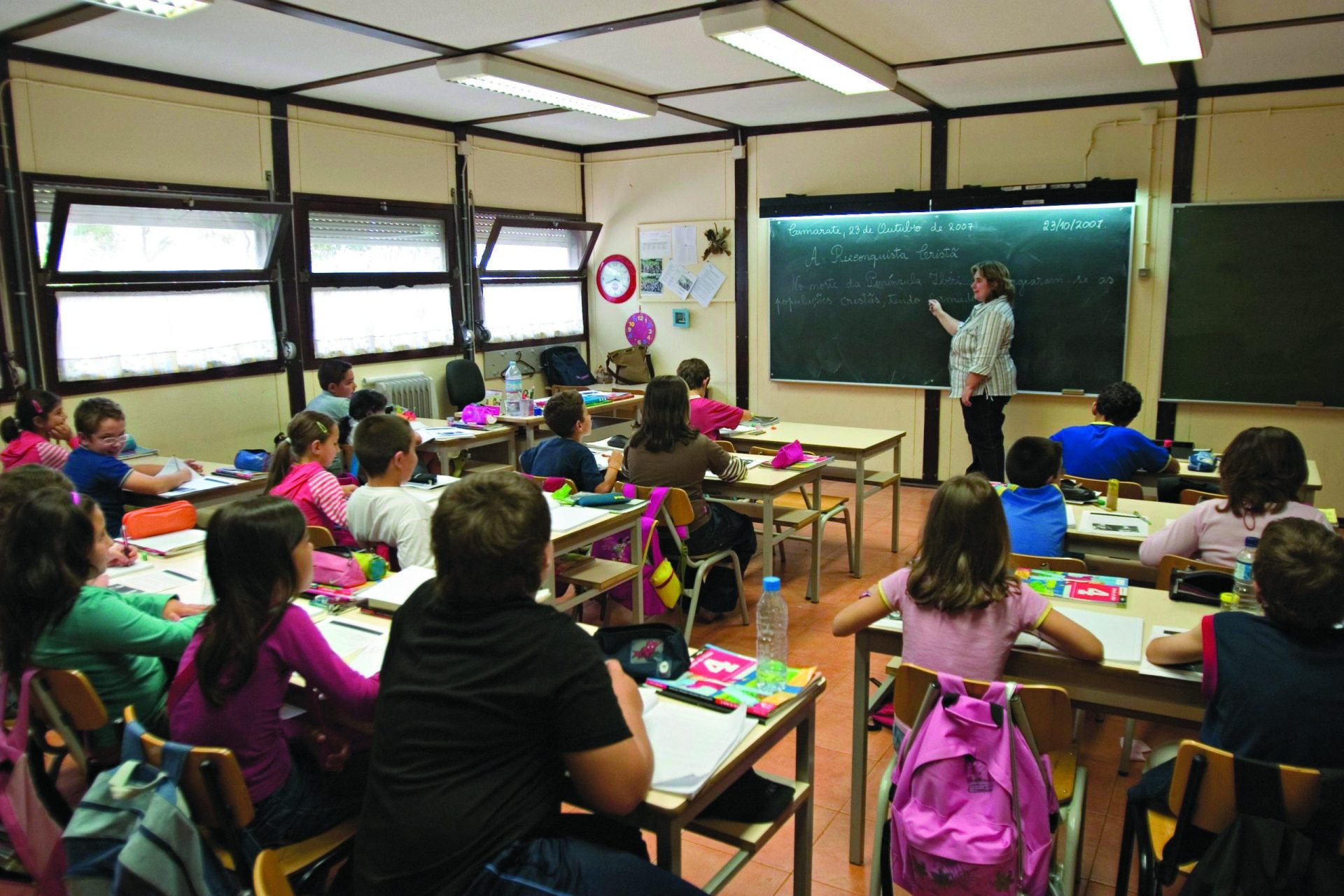 Mais de 5.900 professores recebem acerto salarial este mês