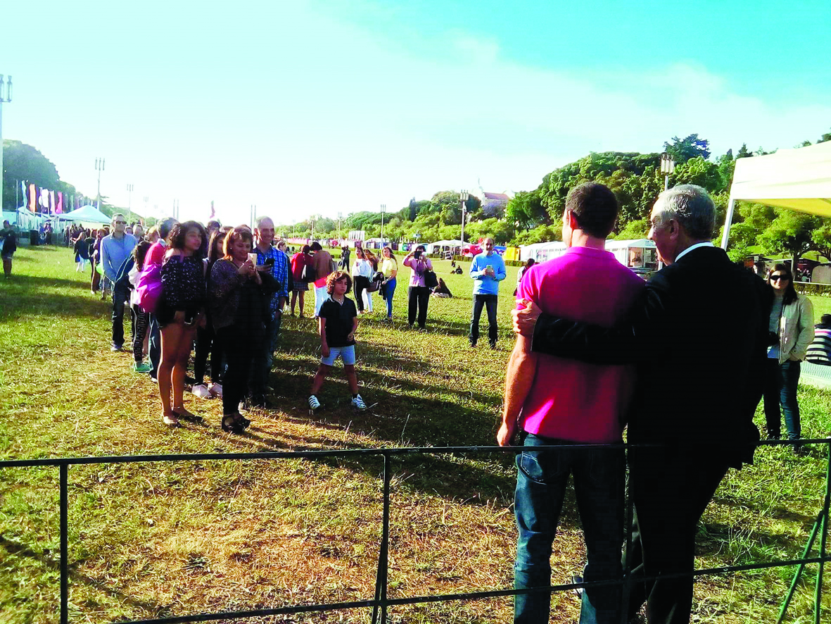 Fila para tirar fotografias com Marcelo na Feira do Livro