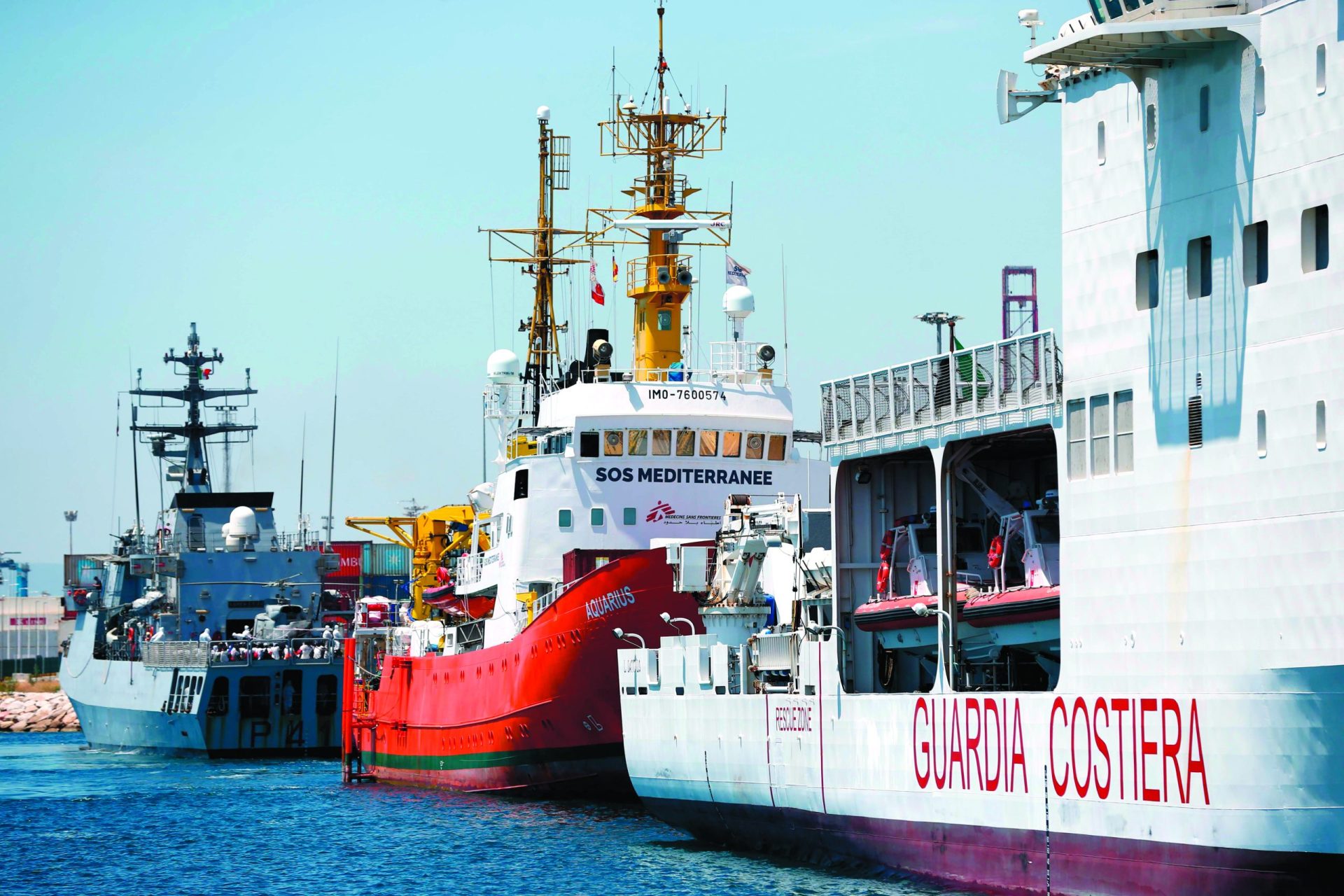 Aquarius chega a porto seguro e Salvini barra mais dois navios humanitários