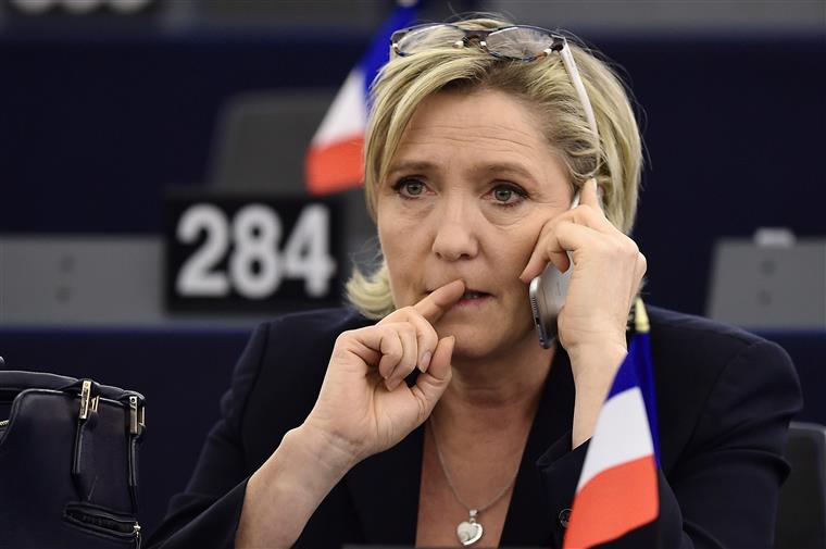 Marine Le Pen terá de devolver 300 mil euros ao Parlamento Europeu