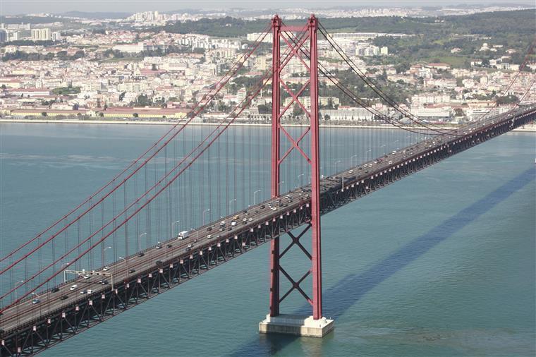 Condutor sem carta e em contramão provoca colisão junto à Ponte 25 de Abril