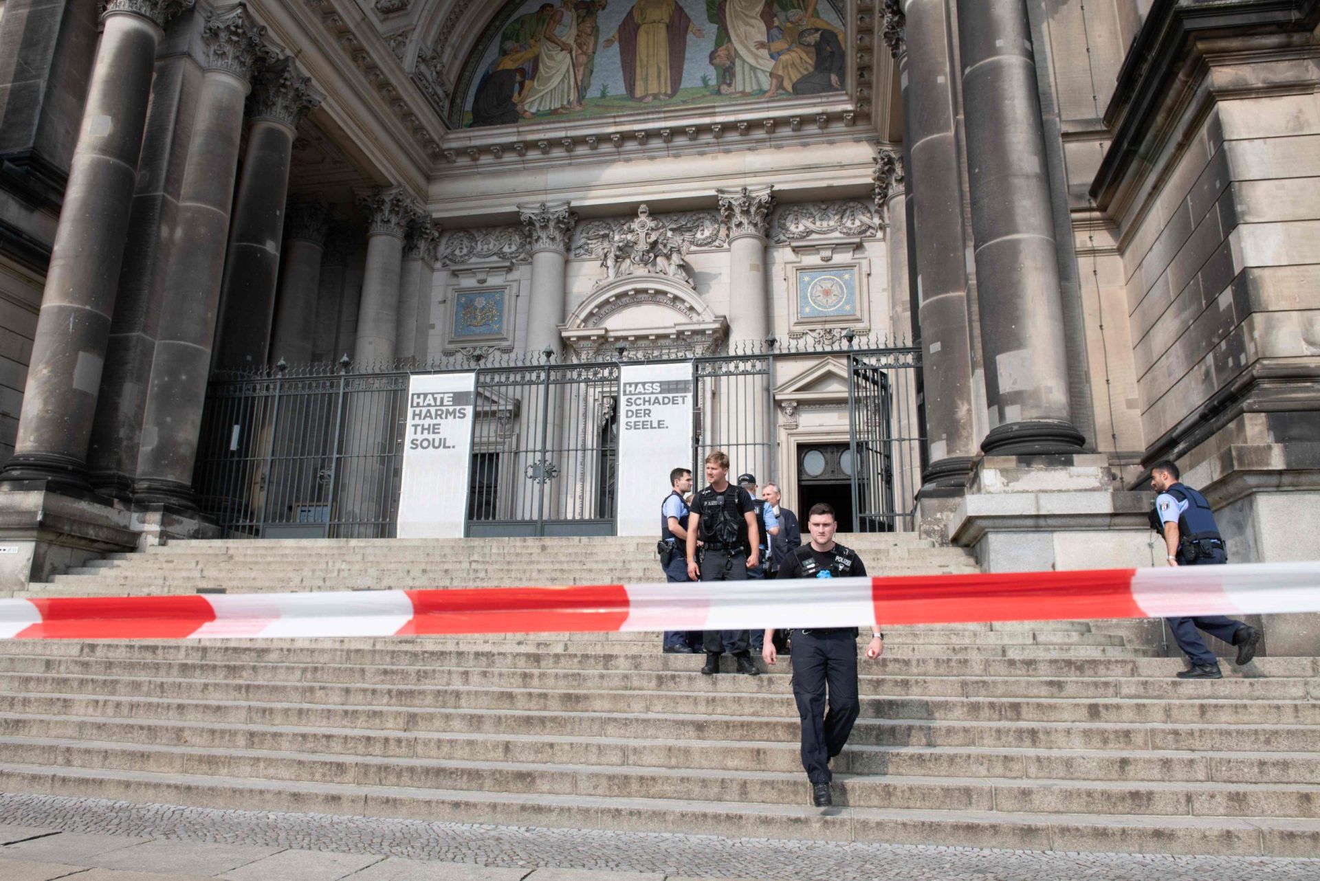 Polícia fere a tiro homem na catedral de Berlim