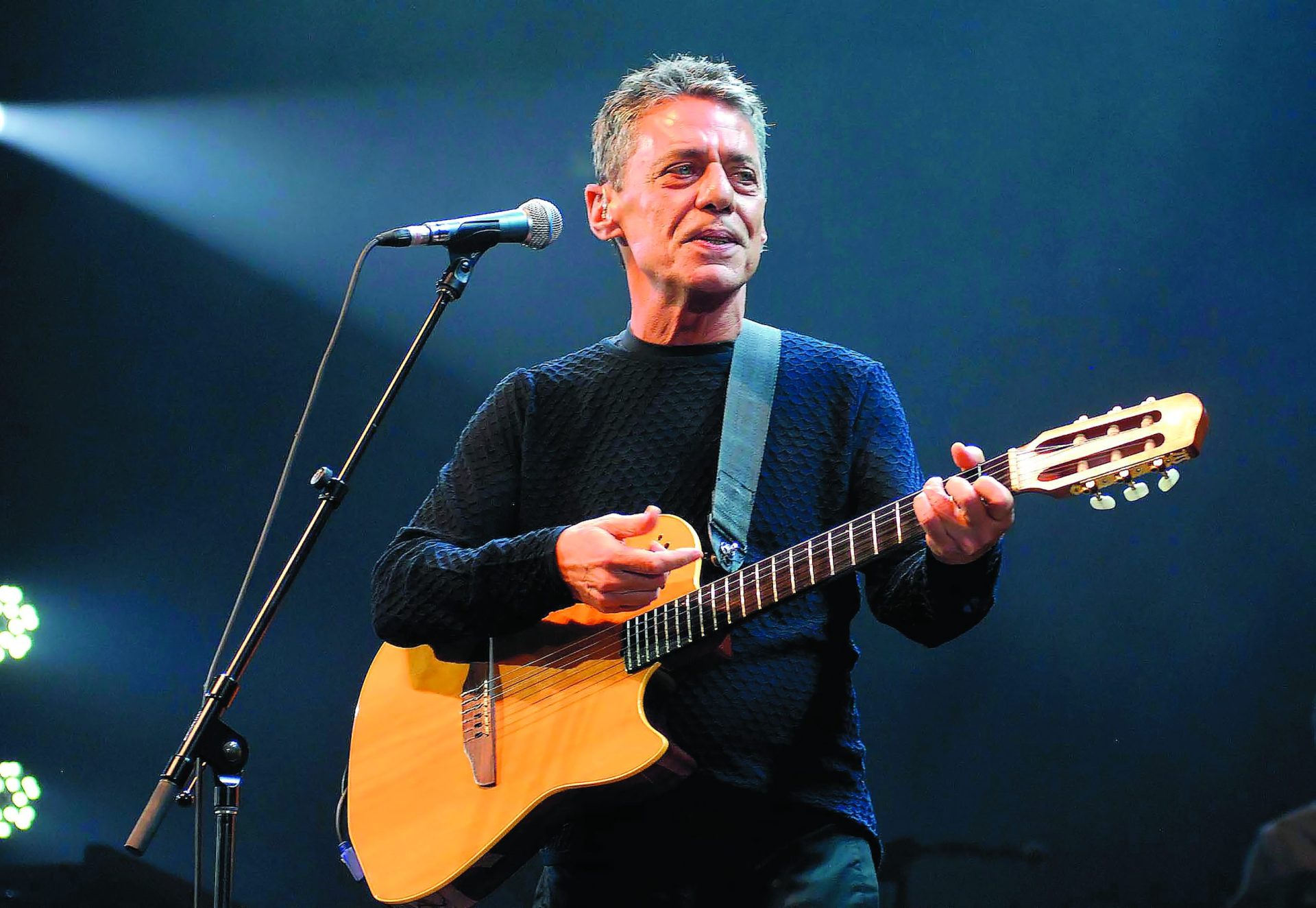 Chico Buarque. Danem-se os astros, os autos, os signos, os dogmas