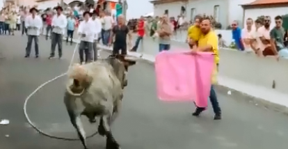 Comissão de Proteção de Crianças ainda não se pronunciou sobre pai toureou com filha ao colo