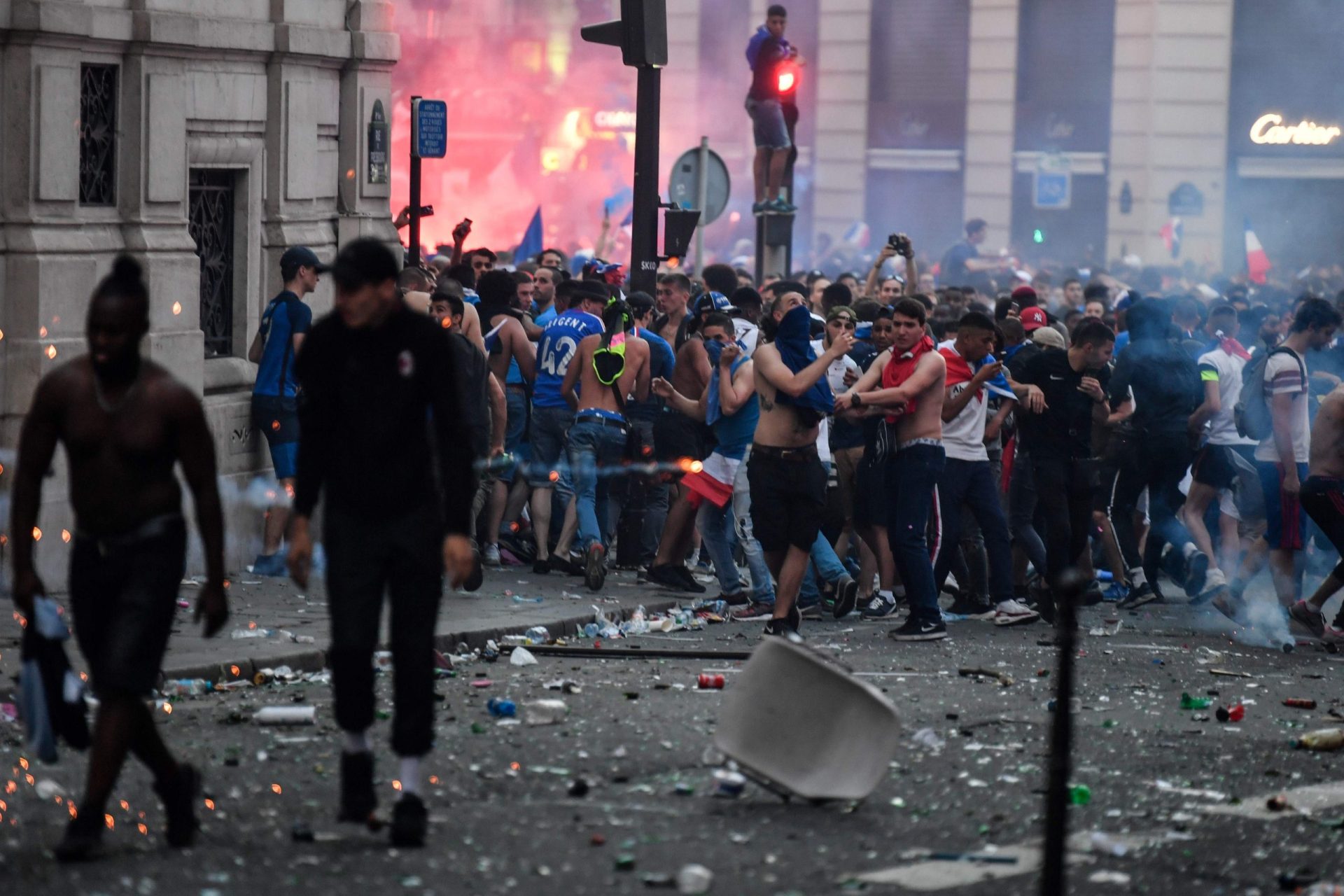 Mundial 2018. Festejos em França marcados por confrontos, detenções e mortes | Vídeos