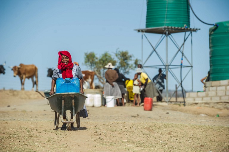 África. Mulheres gastam 40 mil milhões de horas por ano a ir buscar água