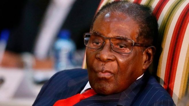 Zimbabué. Mugabe vira costas ao seu partido e vota na oposição