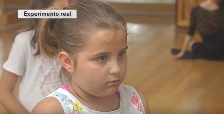 Menina de oito anos defende colega com dois pais e emociona a internet (Vídeo)