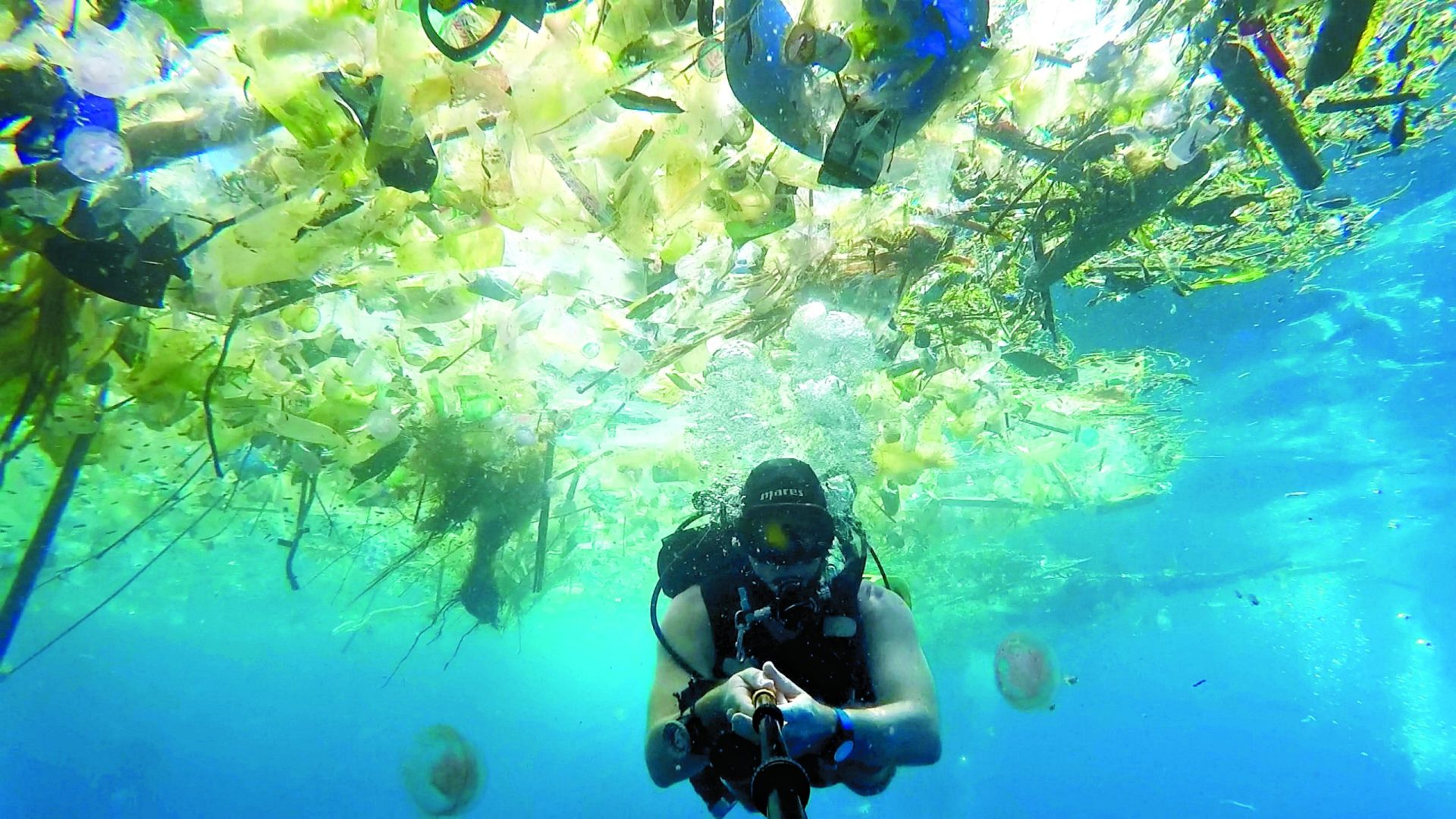 Esqueça as águas cristalinas e os peixes. O mar está entregue ao plástico