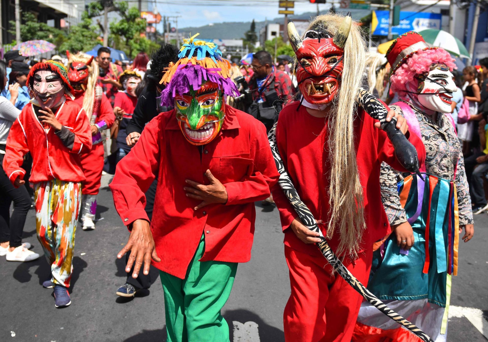 São Salvador enche-se de cor e pessoas mascaradas | FOTOGALERIA