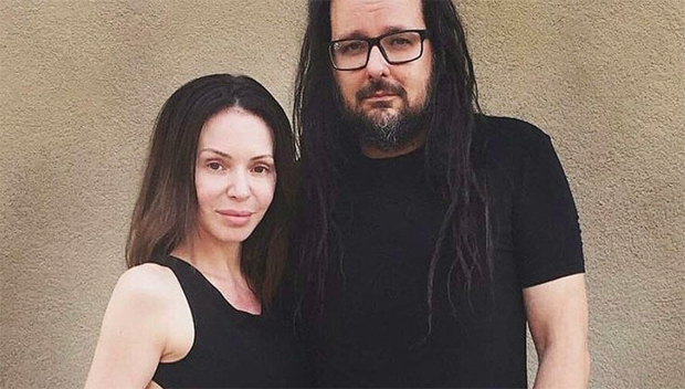 Mulher do vocalista dos Korn e ex-atriz porno morre