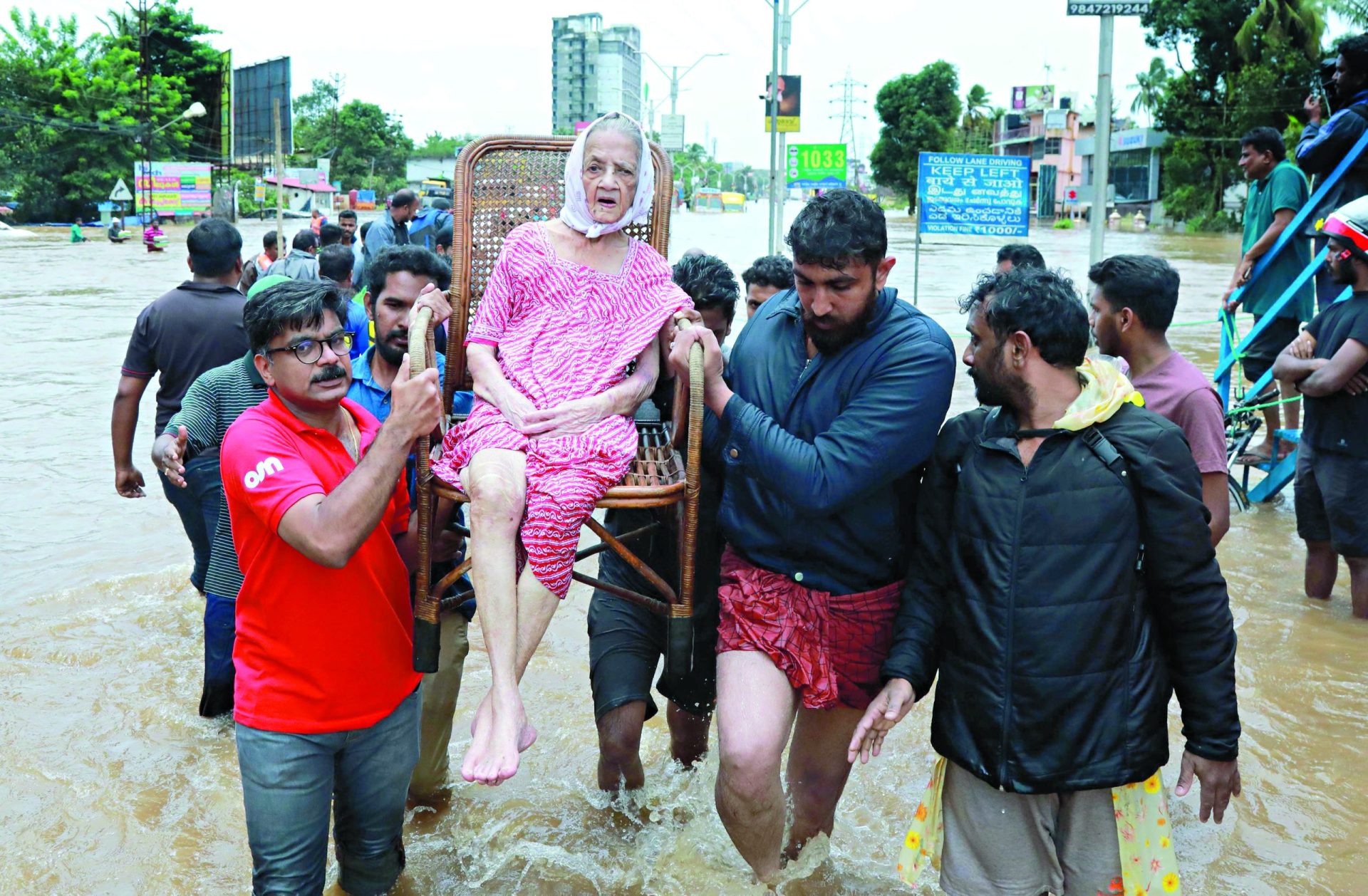 Inundações matam mais de 370 e deixam 800 mil sem casa em Kerala