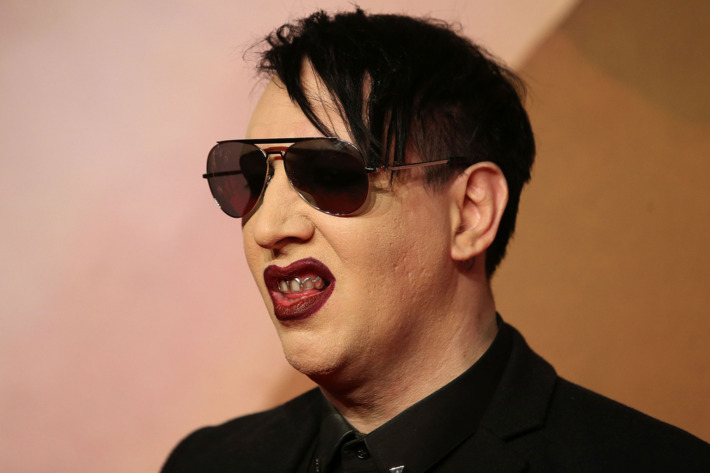 Marilyn Manson desmaia em palco
