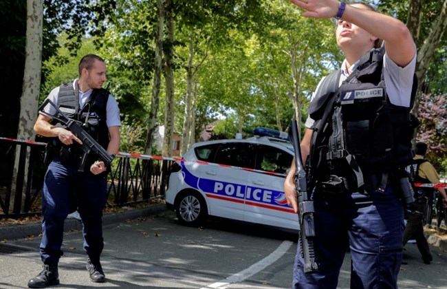 França. Homem matou duas pessoas e feriu uma terceira em Paris