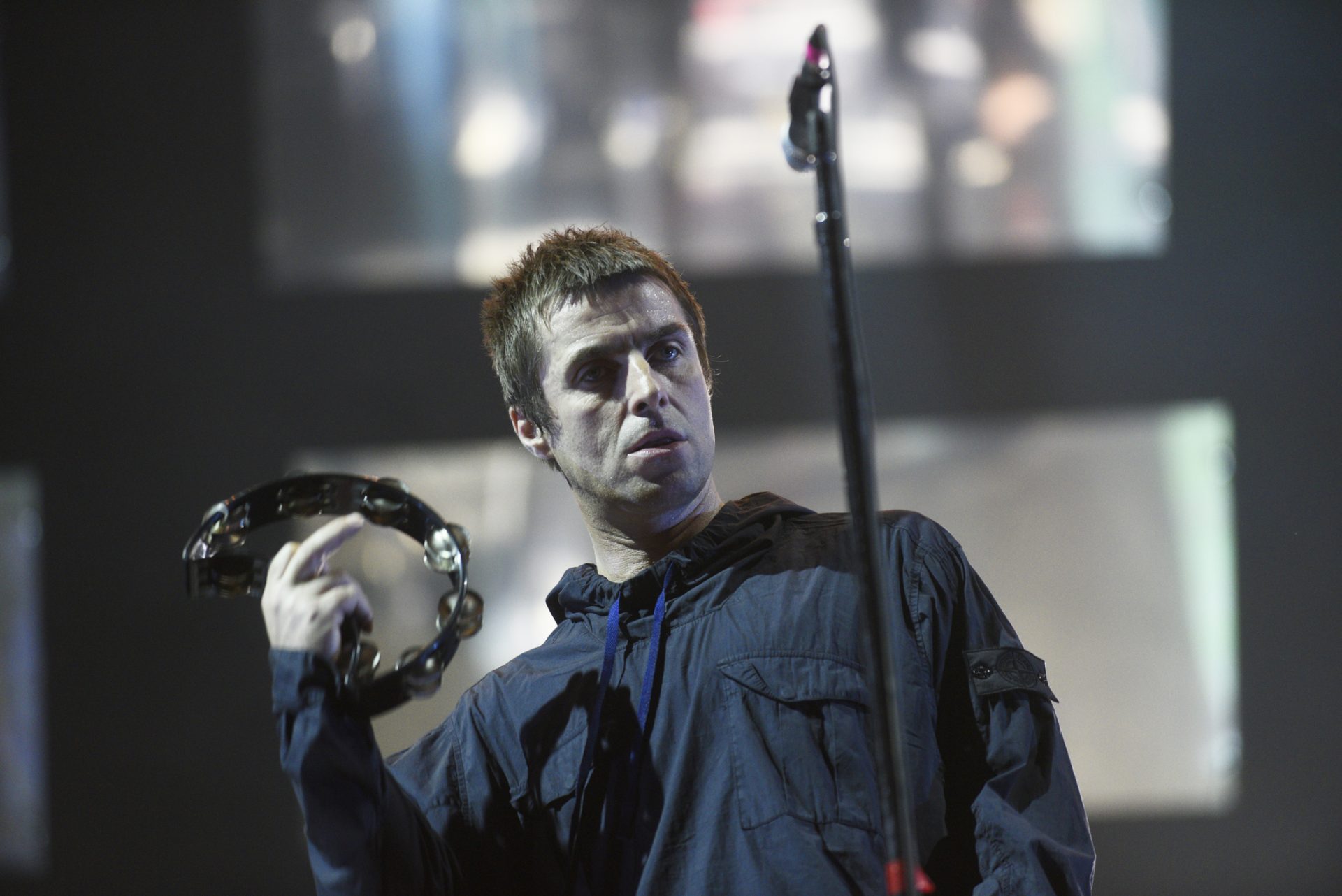 Liam Gallagher apanhado a apertar o pescoço à namorada | FOTO