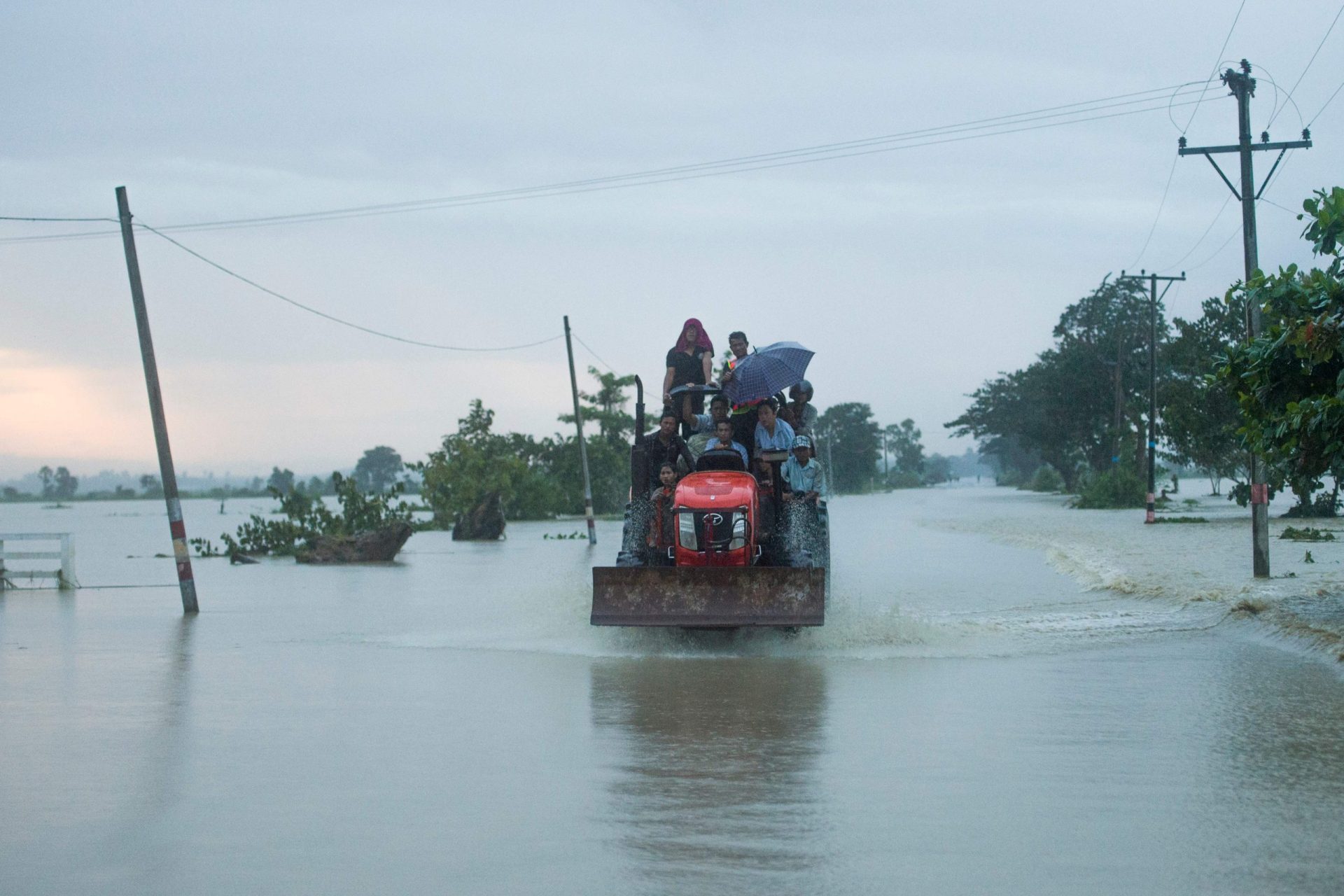 Barragem cede em Myanmar e obriga a deslocar 63 mil pessoas