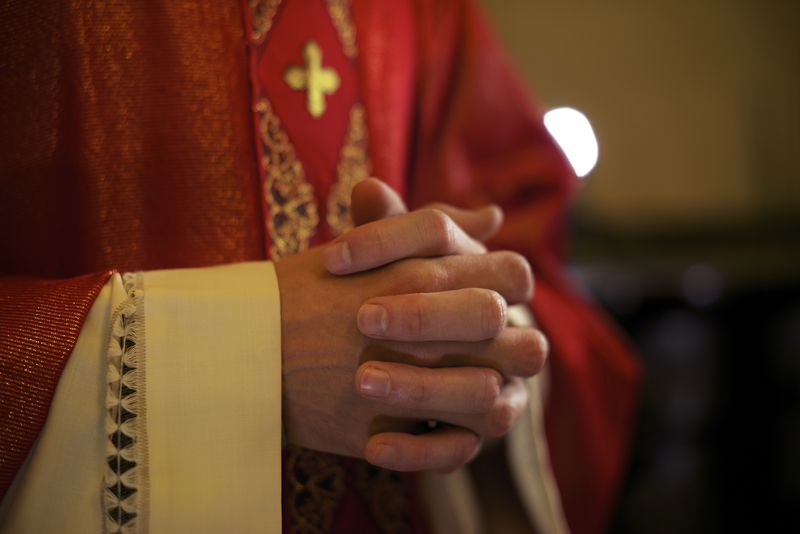 Igreja Católica rejeita reportar confissões de abusos sexuais de menores