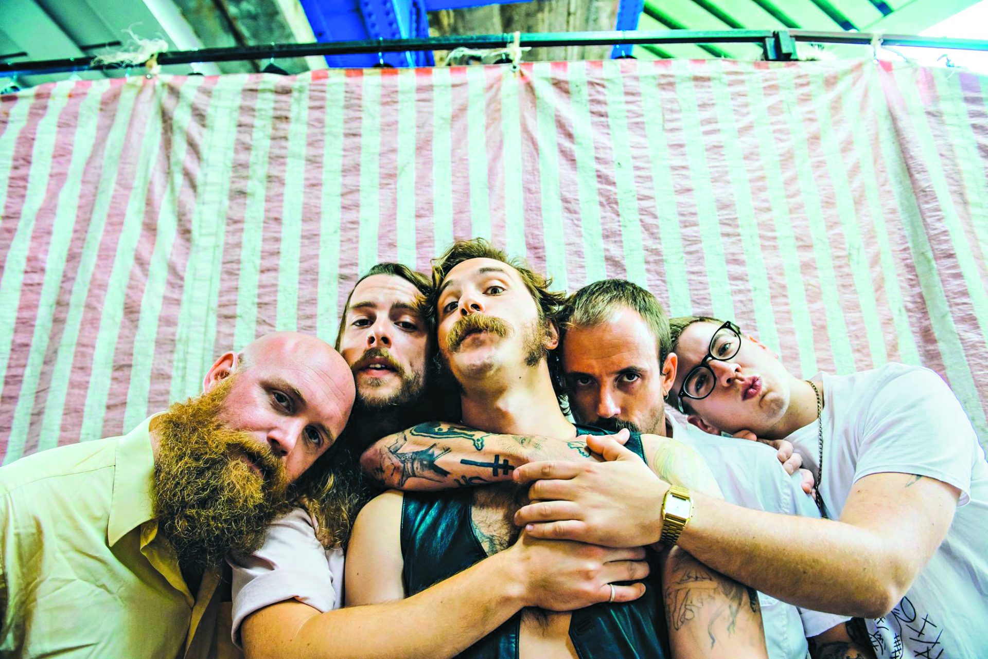 Idles. Combate rock