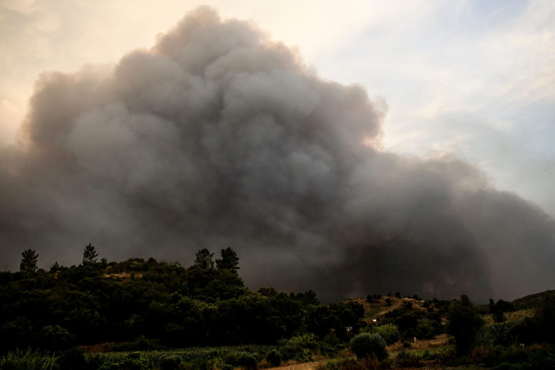 Monchique. Incêndio volta a complicar-se