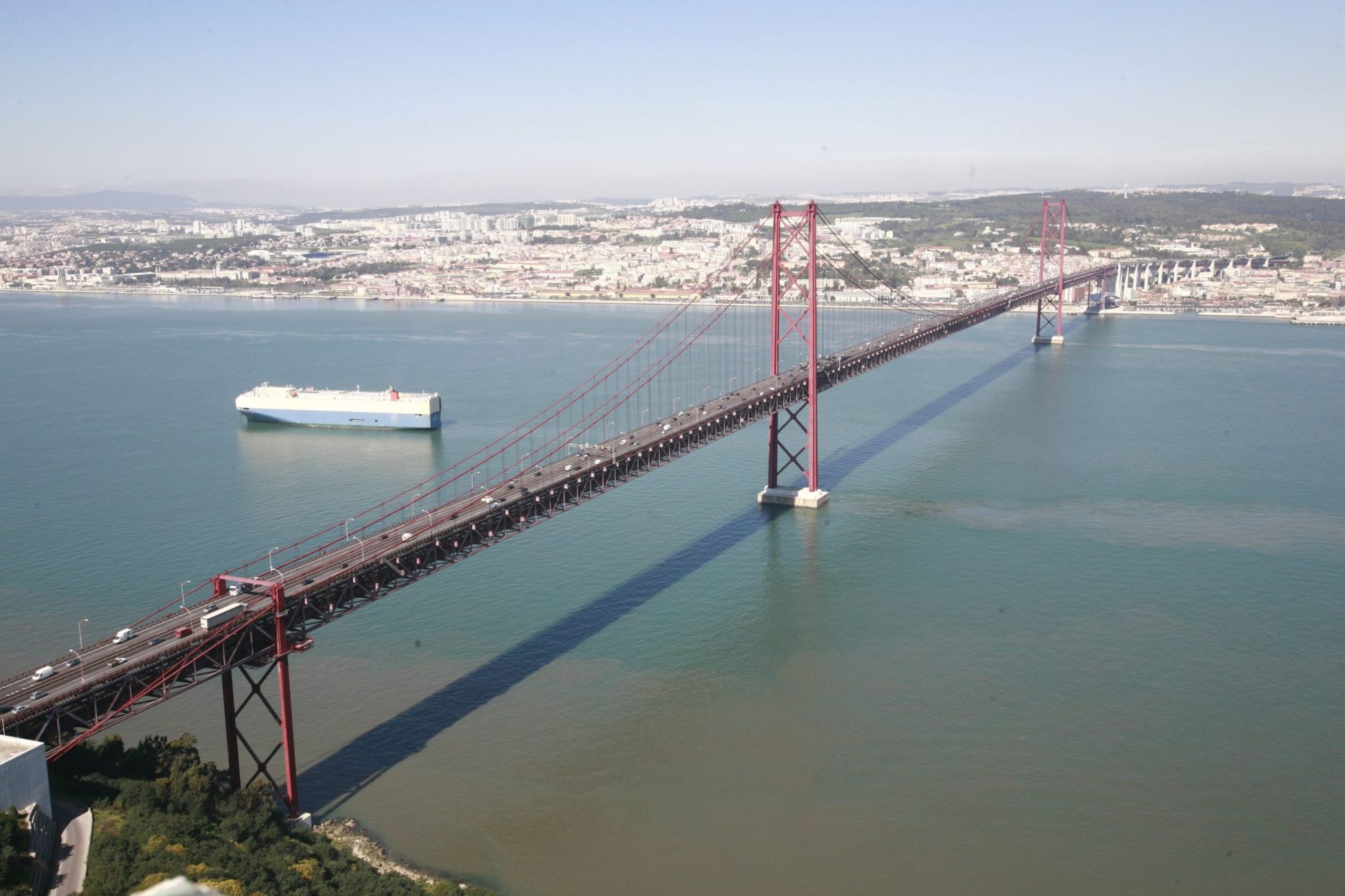 Dois desaparecidos após embate entre ferry e barco de pesca no rio Tejo