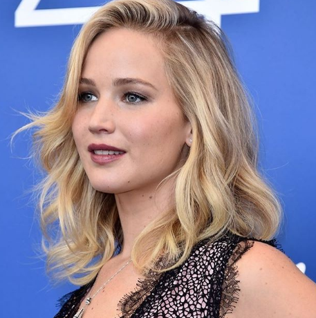 Jennifer Lawrence critica falta de honestidade das celebridades relativamente ao hábitos alimentares