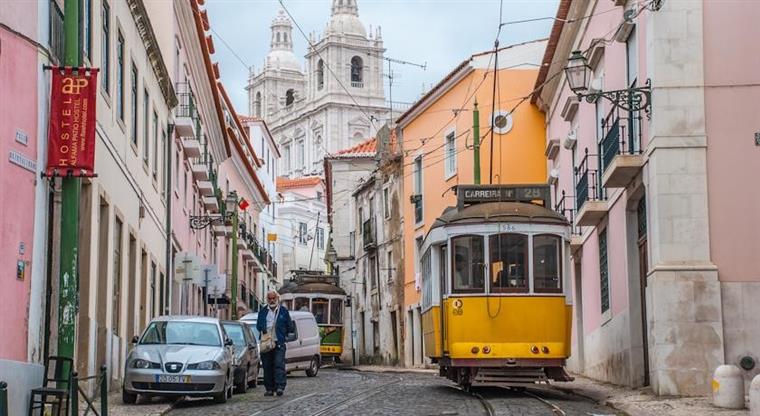 Há mais uma atriz internacional a passar férias em Portugal