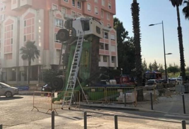 Lisboa. Camião do lixo cai e ‘aterra’ de pé