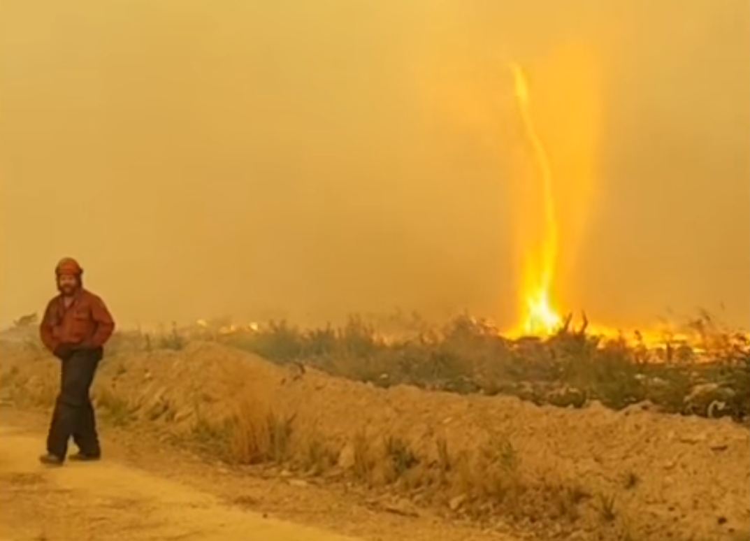 Tornado de fogo engole mangueira dos bombeiros | Vídeo