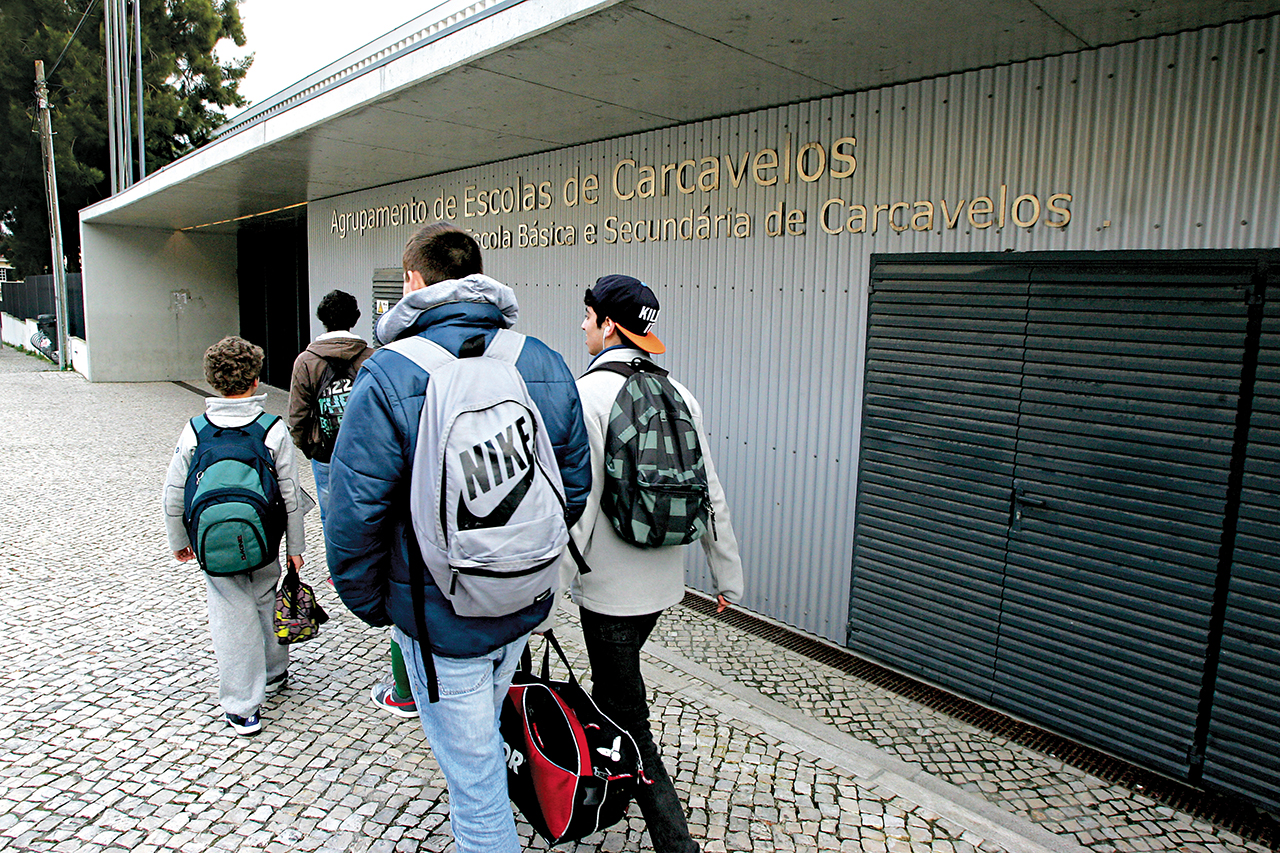 Recurso ao digital para acabar com livros  e mochilas pesadas