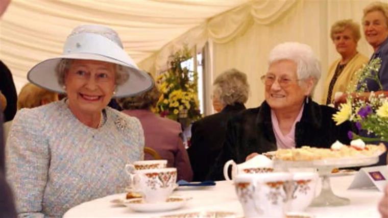 Rainha Isabel II tem uma mão postiça para acenar às pessoas