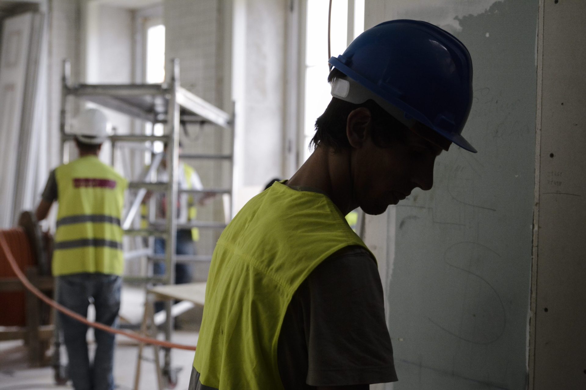 Exploração Laboral. Empregado foi obrigado a esconder-se da inspeção na arca frigorífica