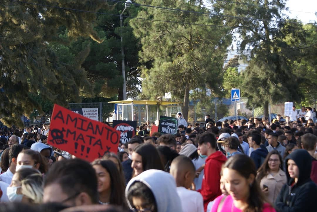 Centenas de manifestantes na Portela apela à retirada de amianto das escolas portuguesas