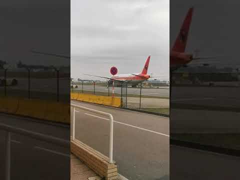 Avião destravado sai da pista e desliza até à terra no Aeroporto Sá Cárneiro | VÍDEO