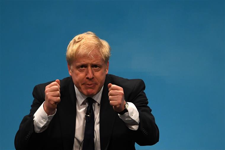 Boris Johnson vai pedir adiamento a Bruxelas caso não se estabeleça acordo até sábado