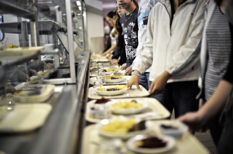 Escolas. Alunos passam fome com refeições vegetarianas