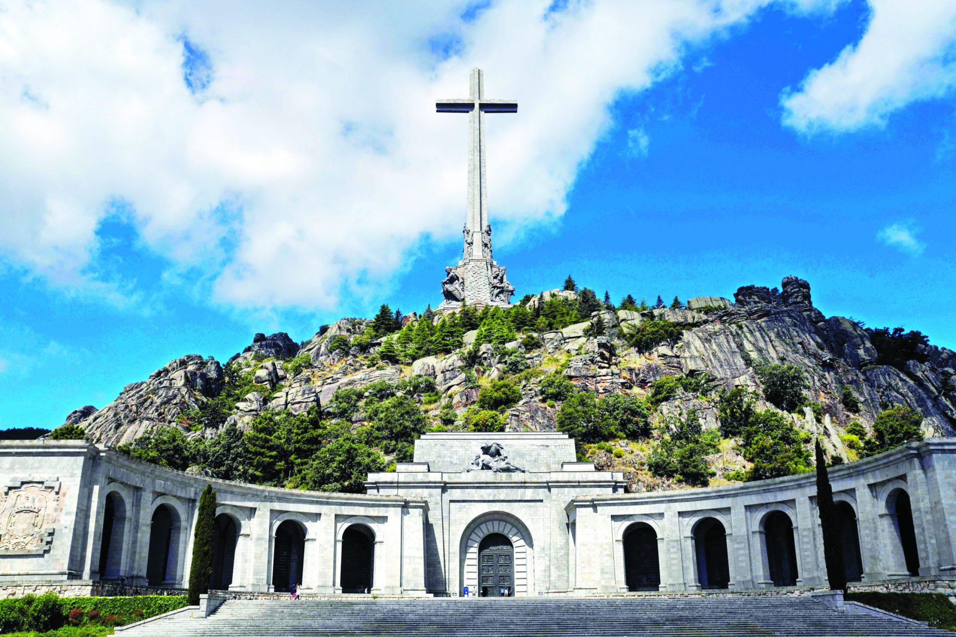 Restos mortais de Franco trasladados para longe das suas vítimas