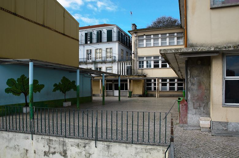 Beiral cai em pleno pátio de escola básica na Lapa em Lisboa